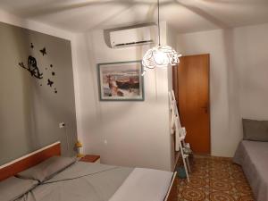 1 dormitorio con cama y lámpara de araña en hotel da Nino-Brussa 340, en Brussa