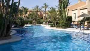 Bazén v ubytovaní Sage Palm Apartment BY NAMASTE ELITE alebo v jeho blízkosti