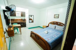 1 dormitorio con 1 cama y cocina en JEMZ Tagaytay Budget Transient, en Tagaytay