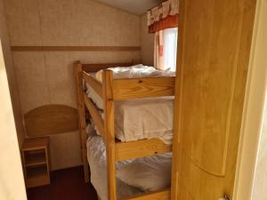 sypialnia z 2 łóżkami piętrowymi w pokoju w obiekcie 8 Berth Northshore (The Westmorland) w mieście Lincolnshire