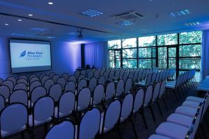 una sala de conferencias con sillas y una pantalla en Blue Tree Premium Paulista, en São Paulo