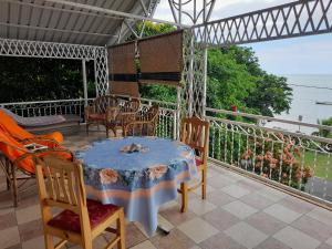 un patio con tavolo e sedie sul balcone. di Ideal for kite surfer&family a Le Morne