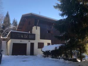 L'établissement Chalet Rivière du Bon Nant Location de 6 à 14 personnes en Haute Savoie en hiver