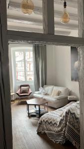 Gite BI UNS chez Silvana في كولمار: غرفة معيشة مع سرير وأريكة