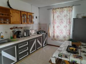 Kitchen o kitchenette sa Ideal for kite surfer&family