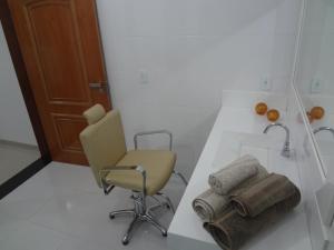 een badkamer met een aanrecht met een stoel en een wastafel bij Hotel Fazenda Flamarion in Lagoa Santa +20 foto's