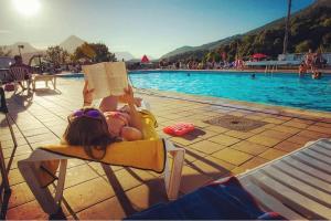 Bazén v ubytování Uxarte -Alojamiento, restaurante y piscinas nebo v jeho okolí