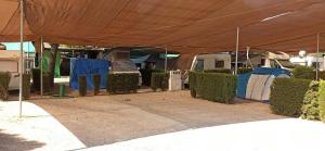 Una tenda con un sacco di cose sotto. di Camping San Javier a San Javier