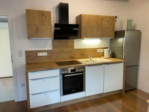 Een keuken of kitchenette bij Ferienwohnung im Stadtzentrum von Bernau - Komfortable Wohnung mit 2 Zimmern, Bad, Spülmaschine, Waschmaschine, komplette Küche, WLAN, Terrasse, ruhige Lage