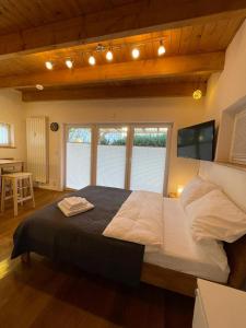 Postel nebo postele na pokoji v ubytování Ferienwohnung im Stadtzentrum von Bernau - Komfortable Wohnung mit 2 Zimmern, Bad, Spülmaschine, Waschmaschine, komplette Küche, WLAN, Terrasse, ruhige Lage