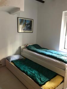 two bunk beds in a room with a window at "Aqui se vive bien" in Burriana