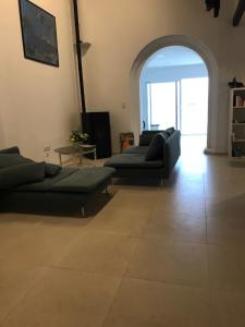 a living room with two couches and an archway at "Aqui se vive bien" in Burriana