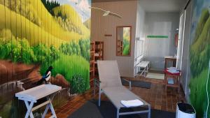 Zimmer mit Wandgemälde in der Unterkunft Hotel KAMPS in Sinsheim