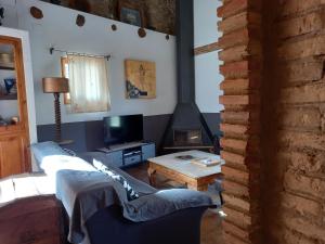 チュリリャにあるCasa Rural La Rochaのリビングルーム(ソファ、暖炉付)