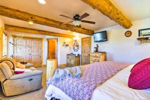 Μια τηλεόραση ή/και κέντρο ψυχαγωγίας στο Rustic Sterling Cabin Walk to Palisade Lake!
