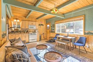 ein Wohnzimmer mit einem Sofa und einem Tisch in der Unterkunft Cozy Big Bear Lake Cabin about 1 Mi to Skiing! in Big Bear Lake