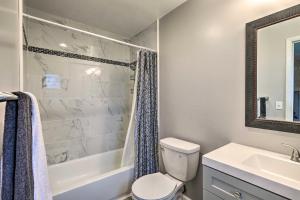 Cozy Home Near Ocean and Daytona Intl Speedway في بورت أورنج: حمام مع مرحاض ومغسلة ودش +22 صورة