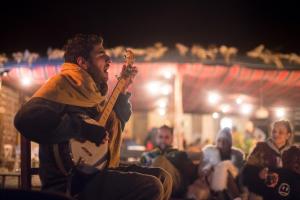 米茨佩·拉蒙的住宿－Selina Desert Garden Ramon，音乐会中弹吉他的人