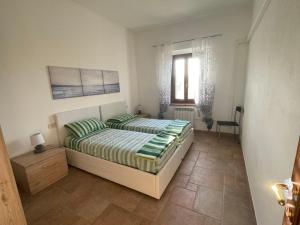 sypialnia z łóżkiem i oknem w obiekcie Appartamento TERRACOTTA nel Podere Gretano w mieście Paganico