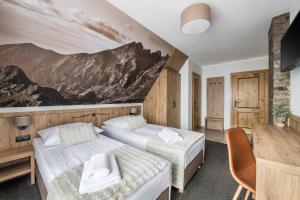 een hotelkamer met 2 bedden en een muurschildering bij Janosówka in Czarna Góra +15 foto's