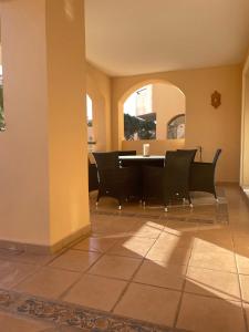 una sala da pranzo con tavolo e sedie in una stanza di Hacienda Elviria 2 Bedroom Spacious Apartment a Marbella