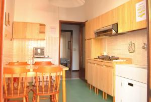 uma pequena cozinha com mesa e cadeiras em Lombardi Ramazzini em Parma