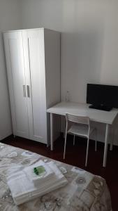 sypialnia z biurkiem, łóżkiem i komputerem w obiekcie Il Caravaggio Guest House w mieście Grassobbio