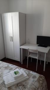 Televízia a/alebo spoločenská miestnosť v ubytovaní Il Caravaggio Guest House