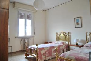 a bedroom with two beds and two lamps at Lombardi Fleming in Parma