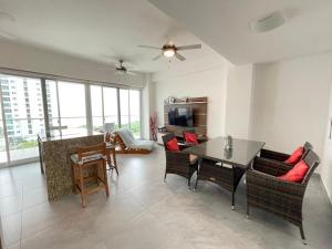 a living room with a table and chairs at Departamento vista al mar 2D in Tonsupa