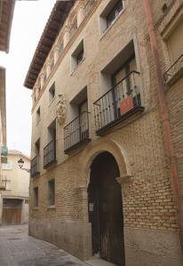 un edificio de ladrillo con una puerta y un arco en Apartamento Palacio Descalzos, en Tudela