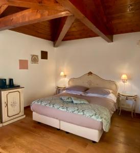 um quarto com uma cama com duas mesas e dois candeeiros em Alloggi Ai Tessitori em Veneza