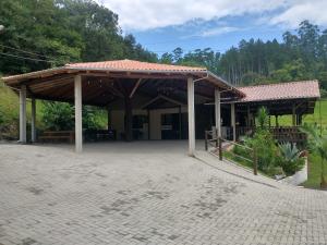 einen Pavillon mit einem Dach auf einer Terrasse in der Unterkunft Sitio Esperanca in Lauro Müller