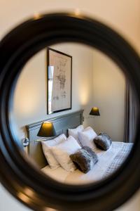ナフプリオにあるLeto Nuevo Hotelの鏡に枕を入れたベッド