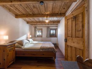מיטה או מיטות בחדר ב-Sabindls Kaiser Platzl