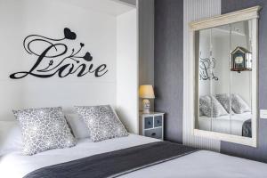 A bed or beds in a room at Studio Playa Paraíso