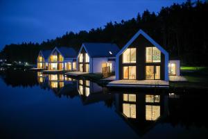 Ruda RóżanieckaDębowy Dwór的夜空一排房子