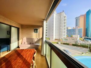 einen Balkon mit einem Tisch und Stadtblick in der Unterkunft Albaida Park Apartment in Benidorm