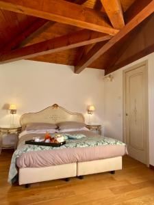 una camera da letto con un letto e un vassoio di cibo sopra di Alloggi Ai Tessitori a Venezia