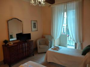 ルッカにあるAppartamento Giuliaのベッドルーム1室(ベッド1台、鏡、椅子付)