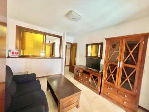 sala de estar con sofá y TV en Albaida Apartment en Benidorm