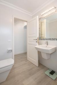 Kúpeľňa v ubytovaní CasaColores - SilverDeluxe Penthouse with private pool or Bronce Garden-Apartment no pool, Puerto de la Cruz