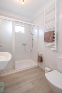 Kúpeľňa v ubytovaní CasaColores - SilverDeluxe Penthouse with private pool or Bronce Garden-Apartment no pool, Puerto de la Cruz