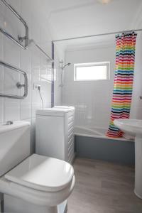 Kúpeľňa v ubytovaní CasaColores - SilverDeluxe Penthouse with private pool or Bronce Garden-Apartment no pool, Puerto de la Cruz