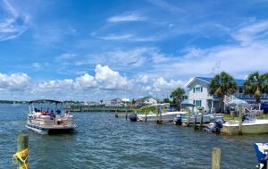 eine Gruppe von Menschen auf einem Boot im Wasser in der Unterkunft Waterway Inn in Cedar Point + 8 Fotos
