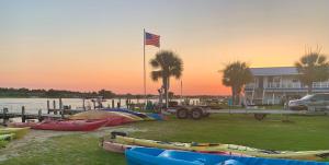 Un gruppo di barche sull'erba con una bandiera americana di Waterway Inn a Cedar Point