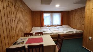 Postel nebo postele na pokoji v ubytování Penzion apartmány Aninka