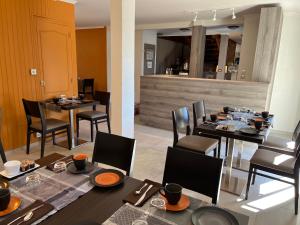 Posezení v ubytování Logis Hotel Le Petit Casset