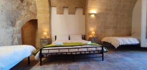 Postel nebo postele na pokoji v ubytování Sassi Dream Matera