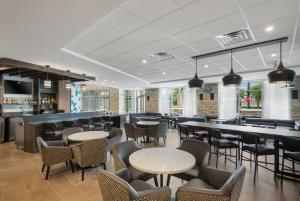 Hyatt Place Hampton Convention Center 레스토랑 또는 맛집